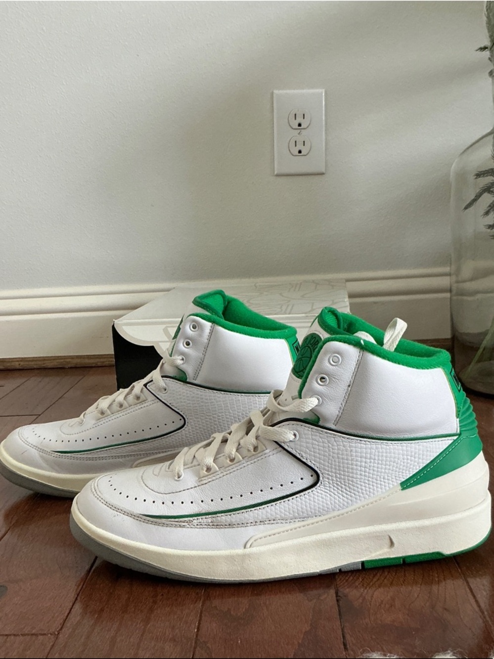 Nike Men’s Air Jordan 2 Retro “Lucky Green” - 9.5 - Pre-Owned with Box - Picture 6 of 8